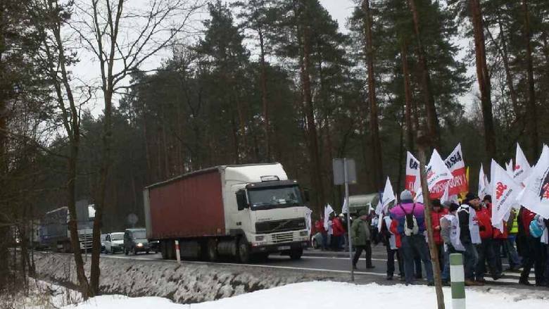 Górnicy i związkowcy zablokowali główną drogę z Częstochowy do Katowic. Blokada DK1 ma potrwać nawet 3 godziny.