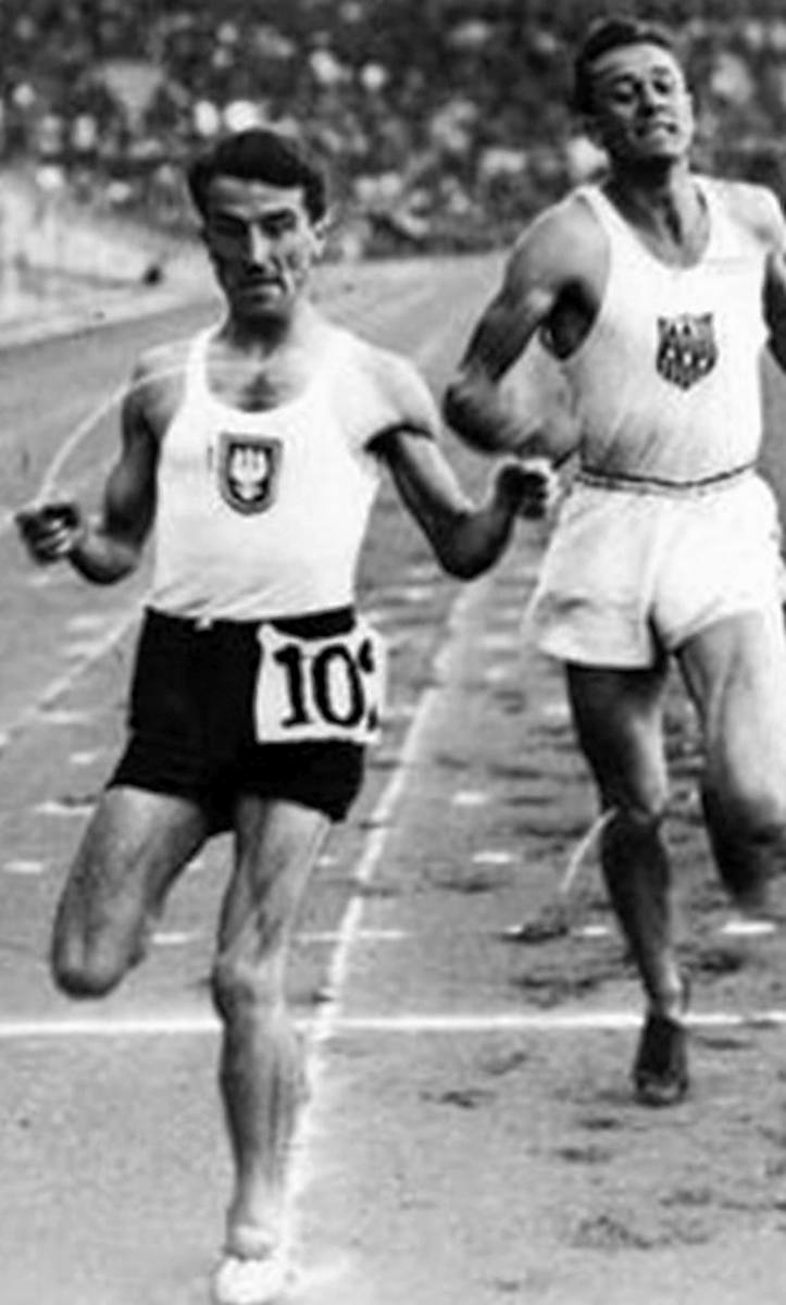 Kazimierz Kucharski (Jagiellonia Białystok) zwycięża w biegu na 1 km podczas międzynarodowego mityngu w 1935 r. w Sztokholmie, ustanawiając rekord Polski na tym dystansie.