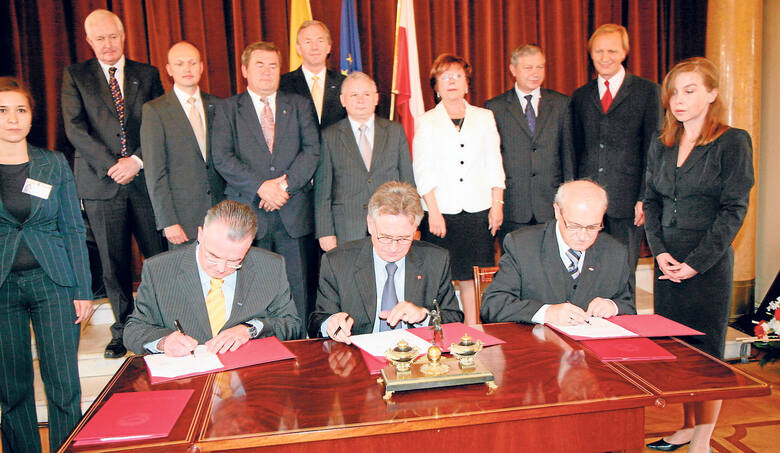 19 czerwca 2001 roku – uroczystość podpisania kontraktów. Obok premiera Jerzego Buzka Jerzy Kropiwnicki i Włodzimierz Tomaszewski