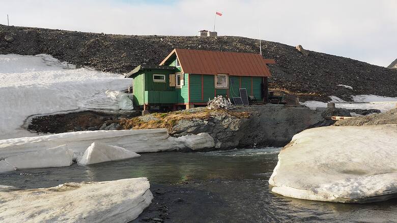 Na Spitsbergenie zlokalizowanych jest kilka polskich stacji polarnych. CC BY-SA 4.0