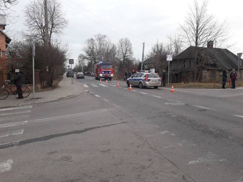 Wypadek samochodu osobowego z motocyklem na skrzyżowaniu ulic Kościuszki i Nowomiejskiej
