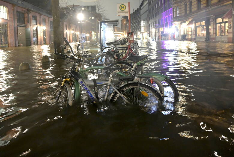 Niemcom grozi powódź. Orkan Zoltan sieje spustoszenie.