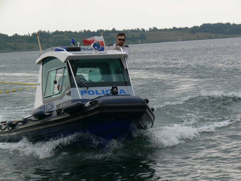 Policjanci przez cały czas patrolują wody jeziora