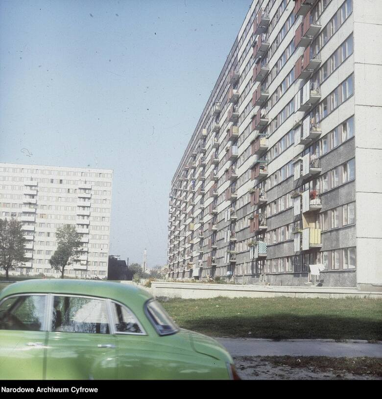 Osiedle mieszkaniowe. Na pierwszym planie samochód Wartburg 1000<br /> (1979/10/09)