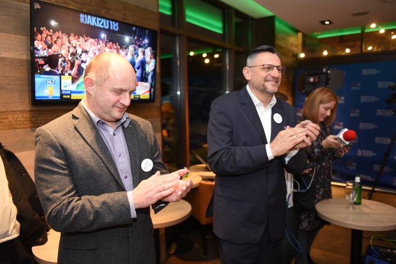 Członkowie PO w Toruniu śledzili sondażowe wyniki wyborów na telewizorze w Restauracji Lenkiewicz przy Rynku Staromiejskim. Zobaczcie jak zareagowali. <br /> <br /> [b]Polecamy:...