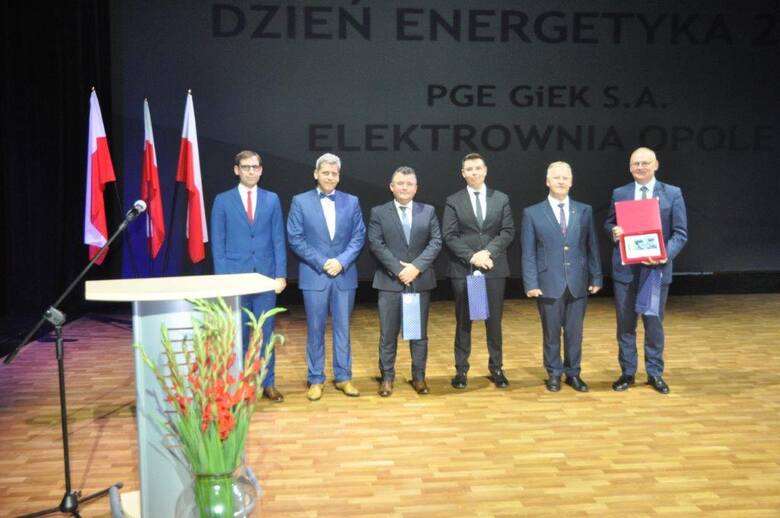 Zdjęcie z uroczystej Gali z okazji Dnia Energetyka w 2022 r. oraz uroczystości 40-lecia Klubu HDK PCK przy Elektrowni Opole, które odbyły się w Teatrze