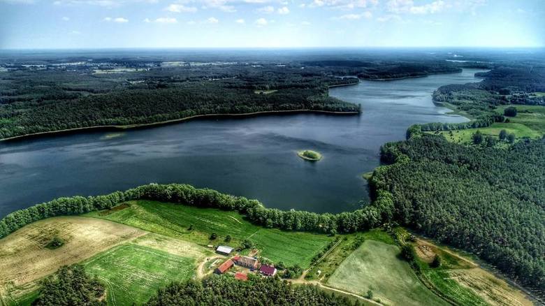 W niewielkiej gminie Pszczew jest aż 20 jezior, tworzących tzw. Rynnę Jezior Pszczewskich. Jedno z jezior – Kochle, sąsiaduje z letniskową wsią od wschodu, drugie zaś od północnego-zachodu.