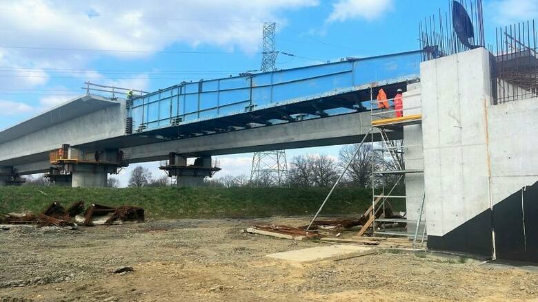 Ostatni etap budowy konstrukcji mostu nad Wisłą w ciągu obwodnicy Oświęcimia na zdjęciu sprzed kilku dni