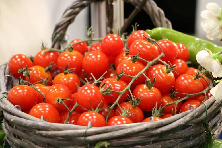 Pomidorki koktajlowe są nie tylko smaczne, ale też dekoracyjne.