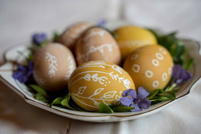 Nie dość, że można kupić gotowane jajka, to nawet już barwione.