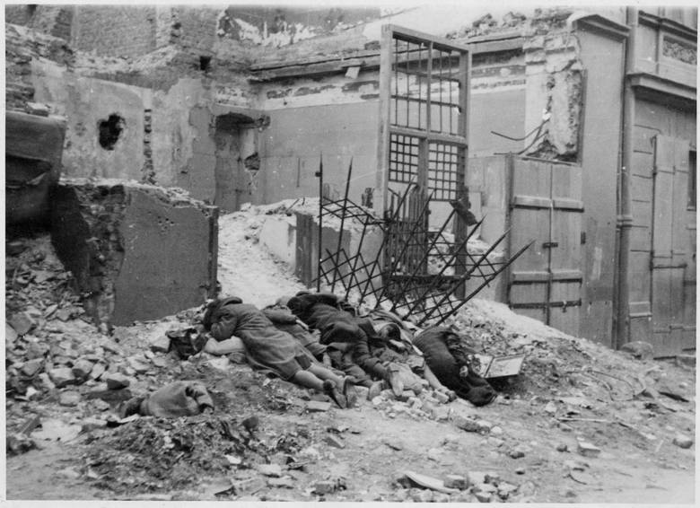 Ludzie rozstrzelani w ruinach getta
