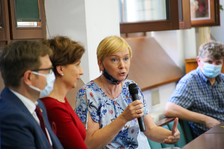 Minister Rodziny i Polityki Społecznej Marlena Maląg wręczyła w poniedziałek (26 lipca) promesę na dofinansowanie dla seniorów. 