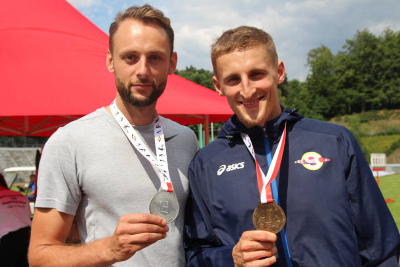 Łukasz Mamcarz (z lewej) i Maciej Lepiato z GZSN Start z medalami mistrzostw Polski ze Słupska w skoku wzwyż. Na mistrzostwach Europy IPC we włoskim