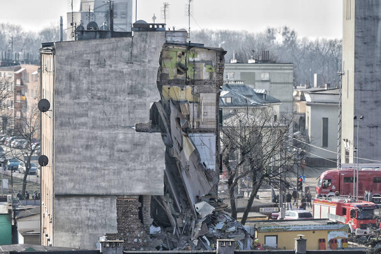 Do wybuchu na Dębcu doszło w niedzielę około godz. 8 rano. Zdarzenie miało miejsce w budynku przy ulicy 28 Czerwca. Zawaliła się duża część trzypiętrowej kamienicy. Nie żyje pięć osób, a ponad dwadzieścia jest rannych.