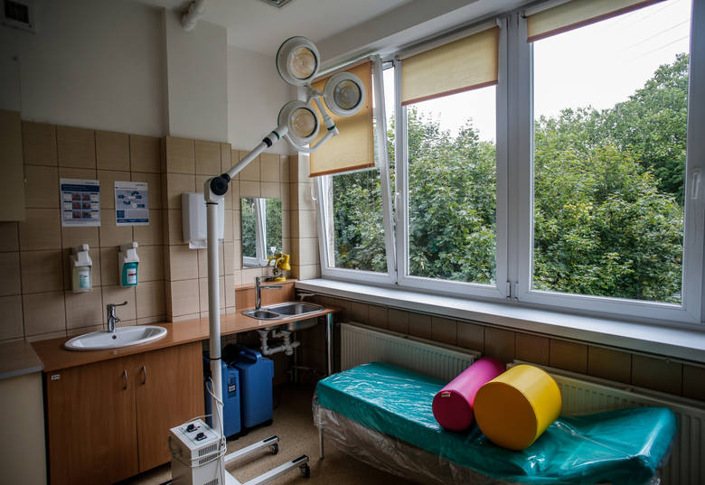 W należącym do Uniwersyteckiego Centrum Klinicznego byłym szpitalu studenckim otwarto w piątek hospicjum stacjonarne i domowe.