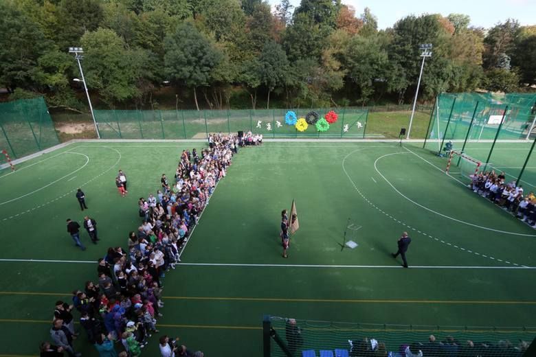 Uroczyste otwarcie boiska w szkole podstawowej nr 10 w Lublinie, które powstało za pieniądze z budżetu obywatelskiego