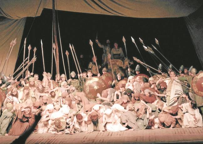 Scena z opery Giuseppe Verdiego „Nabucco”. - Piękna jest pieśń wyzwolenia w „Nabucco” - przyznaje Wacław Szmelter.
