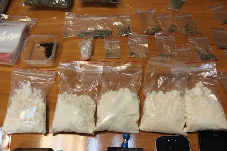 Łowiccy policjanci zatrzymali 25-letniego dilera narkotykowego ze Skierniewic [ZDJĘCIA]