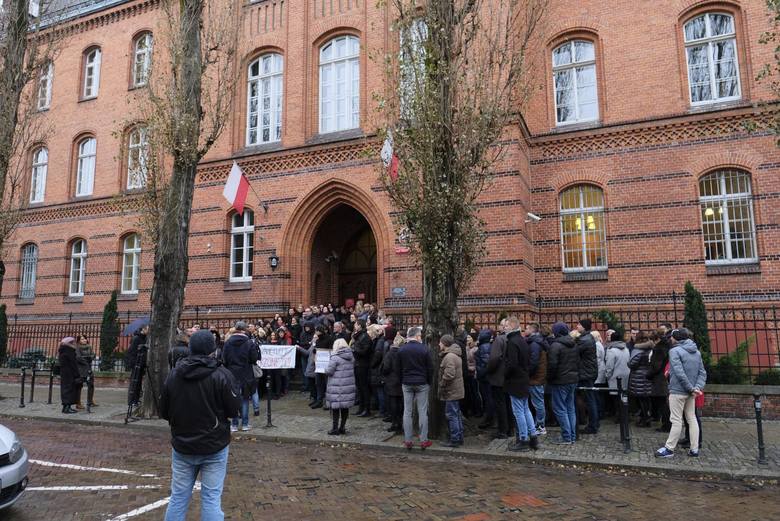Tak wyglądał grudniowy protest pracowników toruńskich sądów przed gmachem Sądu Rejonowego.