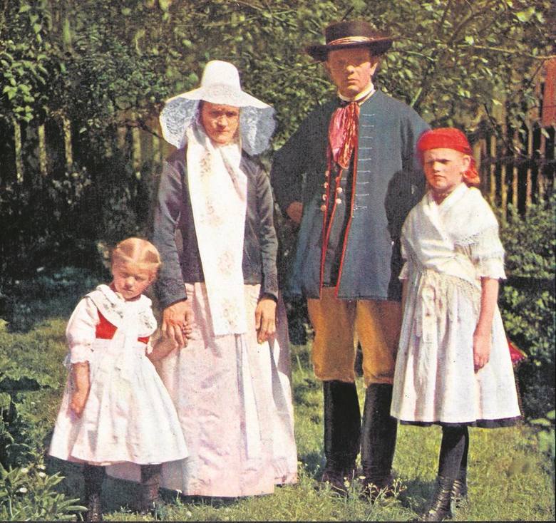 Najstarsze kolorowe zdjęcie na Górnym Śląsku. W 1919 r. na podwórku w Rozbarku Julius Hollos sfotografował Piotra Spyrę z żoną Franciszką i córkami: Otylią (z lewej) i Joanną.