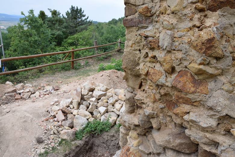 Melsztyn. W ruinach zamku odkryli schody ze średniowiecza
