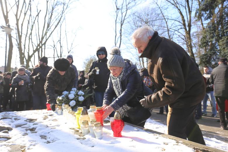 III Hajnowski Marsz Pamięci Żołnierzy Wyklętych poprzedziło złożenie kwiatów i zapalenie zniczy upamiętniając w ten sposób ofiary Burego. podczas Marszu policja zatrzymała sześć osób.