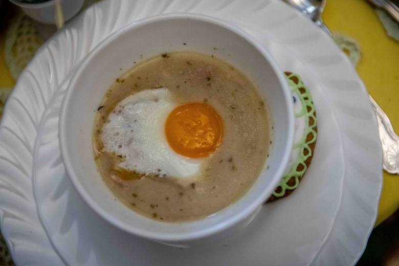 Przepisy na zupy wielkanocne. Sprawdź, jak ugotować żurek i barszcz biały! Tych potraw nie powinno zabraknąć na Wielkanoc 2021