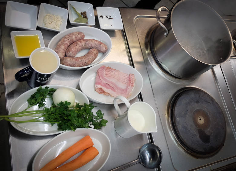 Przepisy na zupy wielkanocne. Sprawdź, jak ugotować żurek i barszcz biały! Tych potraw nie powinno zabraknąć na Wielkanoc 2021
