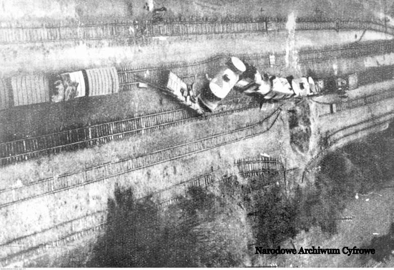 Pociąg pancerny "Generał Sosnkowski", którym ułani Franciszka Karpy przyjechali w rejon Modlina - tu zniszczony przez niemieckich lotników