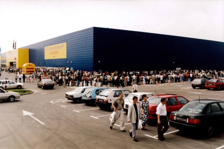 Ćwierć wieku temu w Krakowie otwarta została pierwsza IKEA. Pamiętacie, jak robiło się zakupy pod koniec lat 90.? Archiwalne zdjęcia