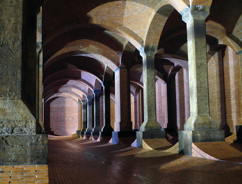 Widok na wnętrza podziemnej Katedry na Stokach
