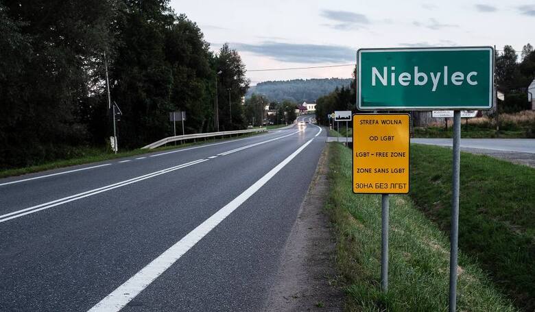 Sąd Okręgowy w Rzeszowie orzekł, że Bart Staszewski nie naruszył dobra gminy, wywieszając na drogowskazie „Niebylec” tablicę z napisem „Strefa wolna