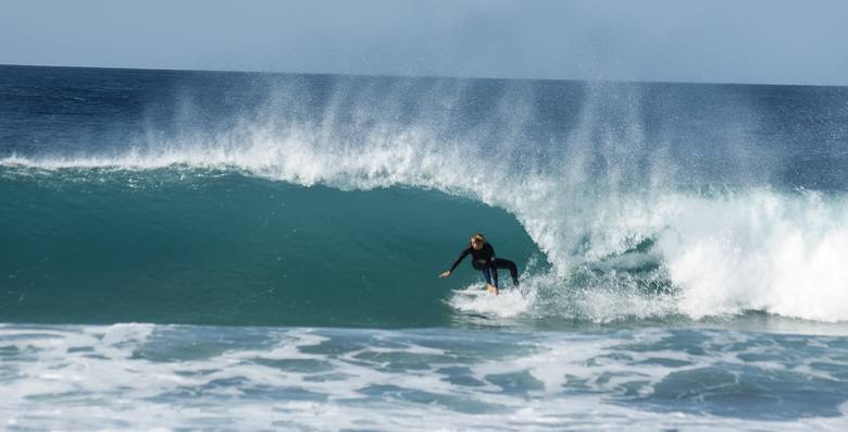 Kuba Kuzia, młody surfer ze Śląska. Trenuje na fali w Bałtyku i na lądzie