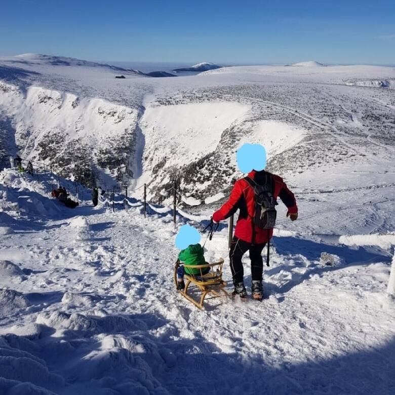 Turyści na dachu obserwatorium na Śnieżce