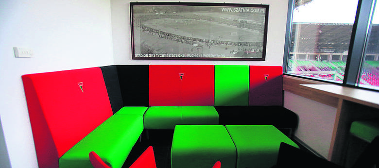 Loża prezydencka ma wygodne kanapy w klubowych barwach, a na ścianie wisi zdjęcie starego stadionu z sezonu 1975/76 gdy GKS został wicemistrzem Polski