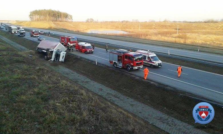 Wypadek na A2 koło Łowicza. Tir zderzył się z osobówką. Dwie osoby ranne