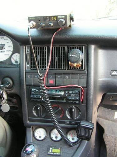 Fot. Maciej Pobocha: W autach osobowych radia CB można podłączyć wtyczką do gniazda zapalniczki albo wpiąć w instalację elektryczną.