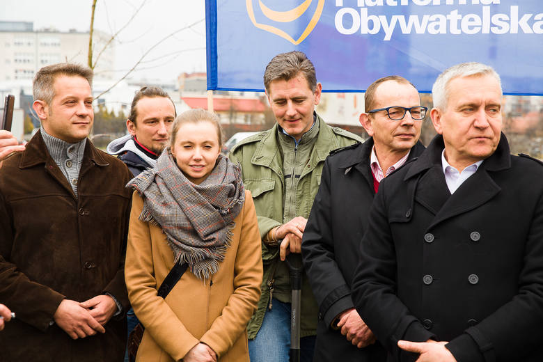 Działacze PO posadzili wczoraj siedem klonów przy ul. Radzymińskiej. To ich znak sprzeciwu wobec liberalnych przepisów, wprowadzonych przez obecny rząd.  