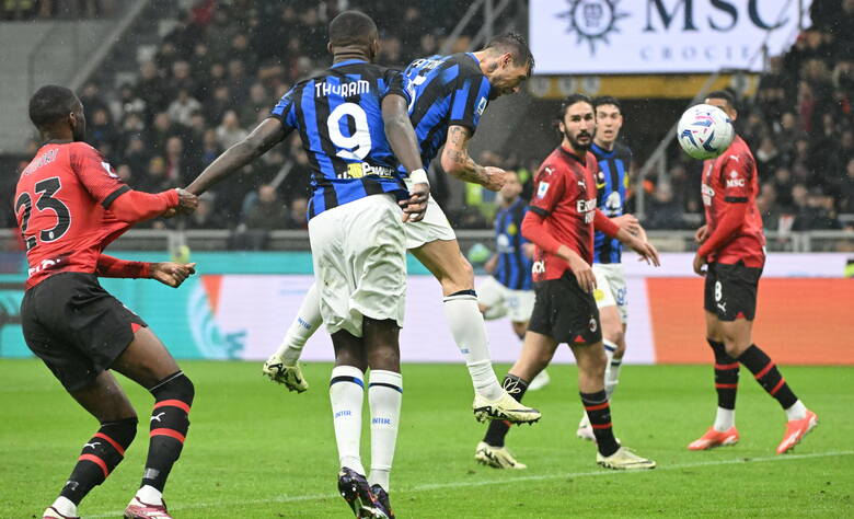 Francisco Acerbi (Inter) strzela gola w meczu z Milanem.
