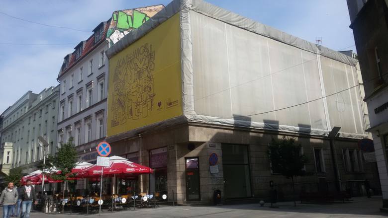 Kamienica przy Mariackiej 10 w Katowicach obecnie jest zasłonięta reklamami