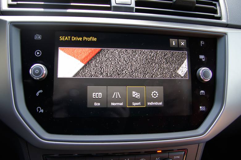 Seat Ibiza V - testPiąta generacja Seata Ibizy zaskakuje. Jej dynamiczny wygląd i powiększona przestrzeń bagażowa, a także poprawiona ergonomia wnętrza