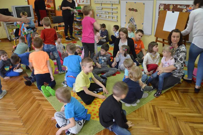 Maluchy z placówek promujących zdrowie spotkały się w Przedszkolu nr 4 w Łowiczu [ZDJĘCIA]
