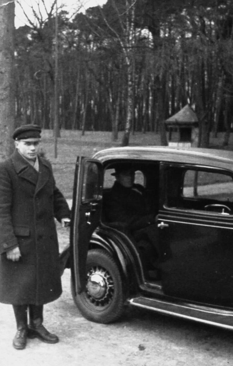 Wiosna 1939 r. Major Henryk Sucharski w służbowym Polskim Fiacie 508 na Westerplatte. Przy samochodzie kierowca Jan Ziomek Fot: Archiwum