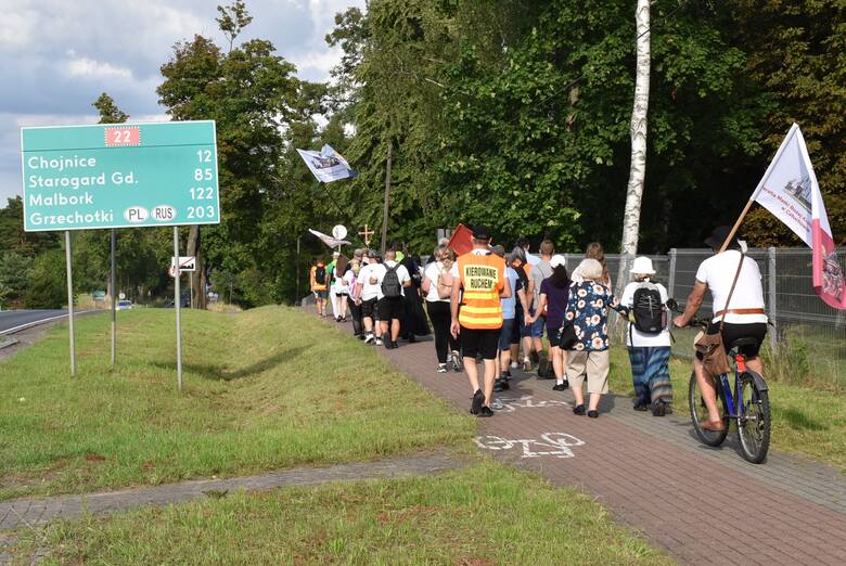 Jeszcze tylko 12 kilometrów :) Na szczęście od jakiegoś czasu trasa Człuchów - Chojnice jest bezpieczna dzięki nowej ścieżce pieszo-rowerowej