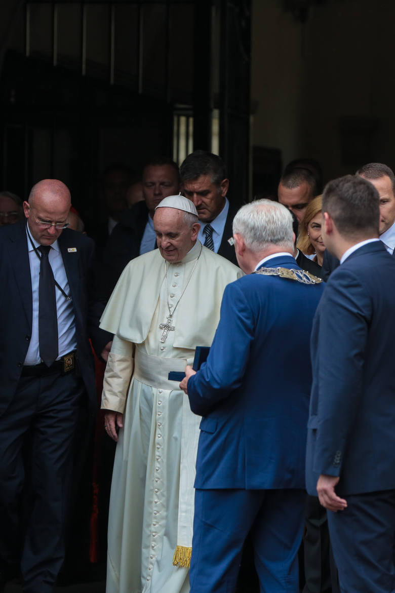 Papież odbiera klucze do bram miasta