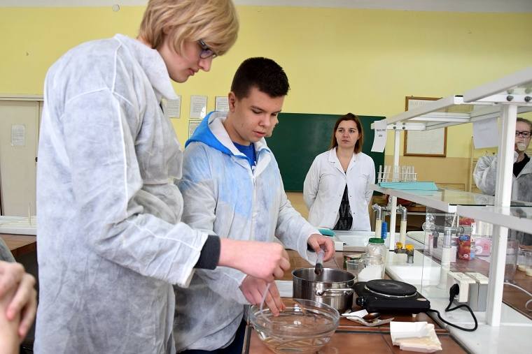 Uczniowie ze Skierniewic i Łyszkowic na warsztatach w łowickiej szkole (Zdjęcia)