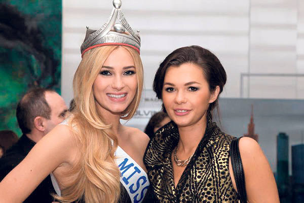 Miss Polonia 2011 Marcelina Zawadzka ma obecnie 23 lata, Barbara Tatara-Kacperska (z prawej) - Miss Polonia 2007, w dniu, gdy zdobyła koronę, również miała 23 lata. Miss, którą wybierzemy w grudniu tego roku, będzie mogła mieć nawet 27 lat.
