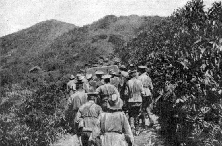 Żołnierze ANZAC przenoszący działo polowe podczas bitwy o Gallipoli.