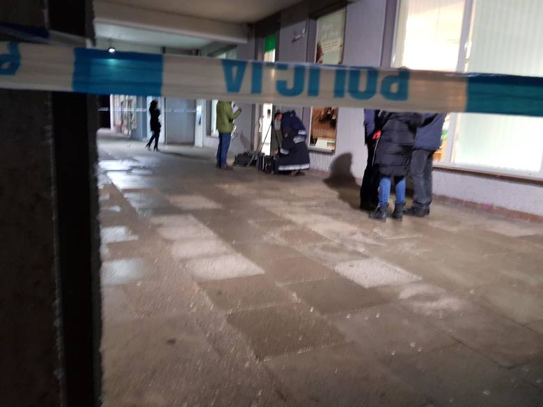 Policjanci zbierają dowody i ślady po napadzie w agencji bankowej przy ulicy Kosynierów Kościuszkowskich w Toruniu