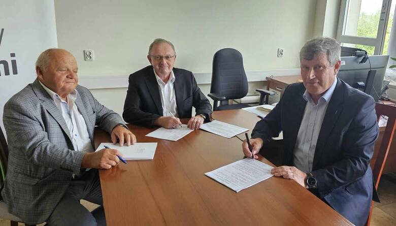 Umowę na dofinansowanie zakupu auta podpisano w gabinecie dyrektora świętokrzyskiego oddziału PFRON